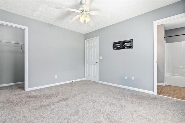 Building Photo - 1477 N Donahue Dr