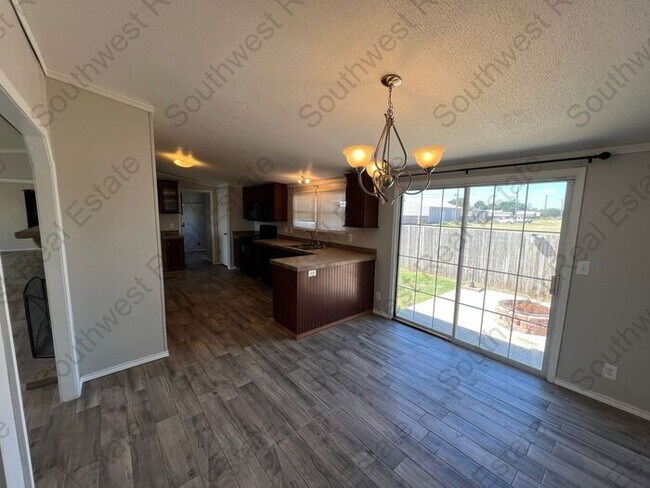 Building Photo - Spacious 3 bedrooms 2 baths home- Storage ...
