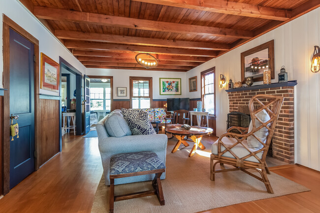 Building Photo - 121 Overshore Dr W