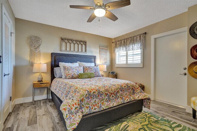 Building Photo - 3051 NE 48th St