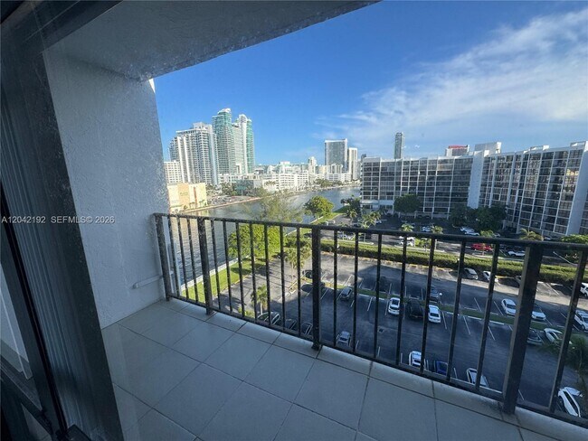 Building Photo - 800 Parkview Dr
