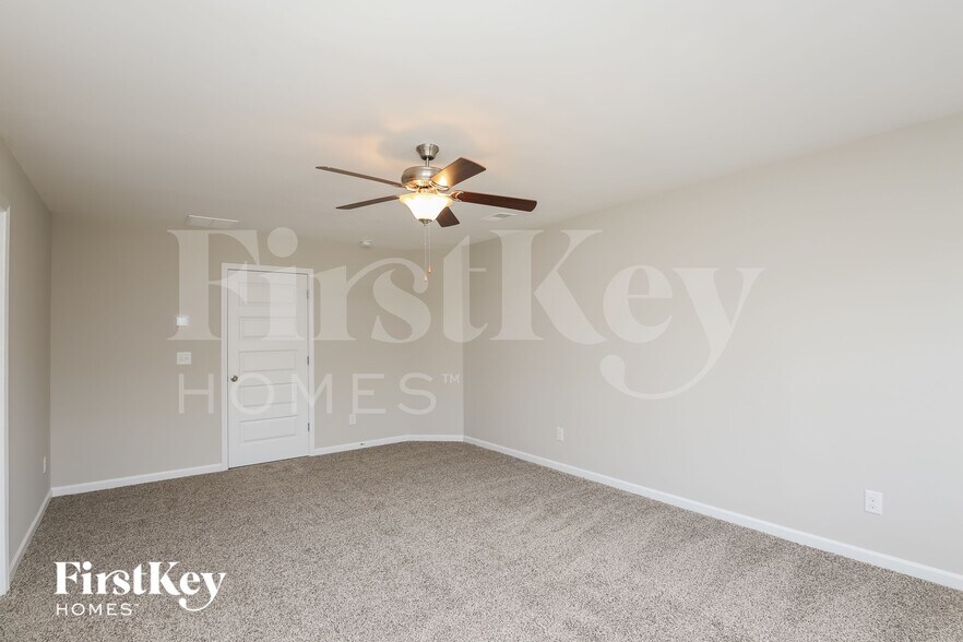 Building Photo - 2102 Massey Ln