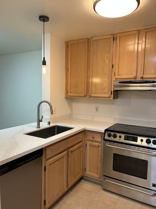 Building Photo - Beautiful 1BRs+1BA Condo with al parking s...