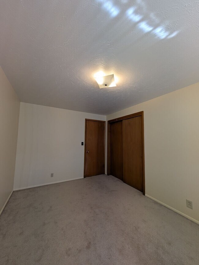 Building Photo - 675 University Dr