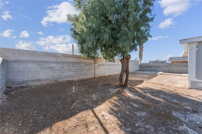 Building Photo - 6155 E Carey Ave