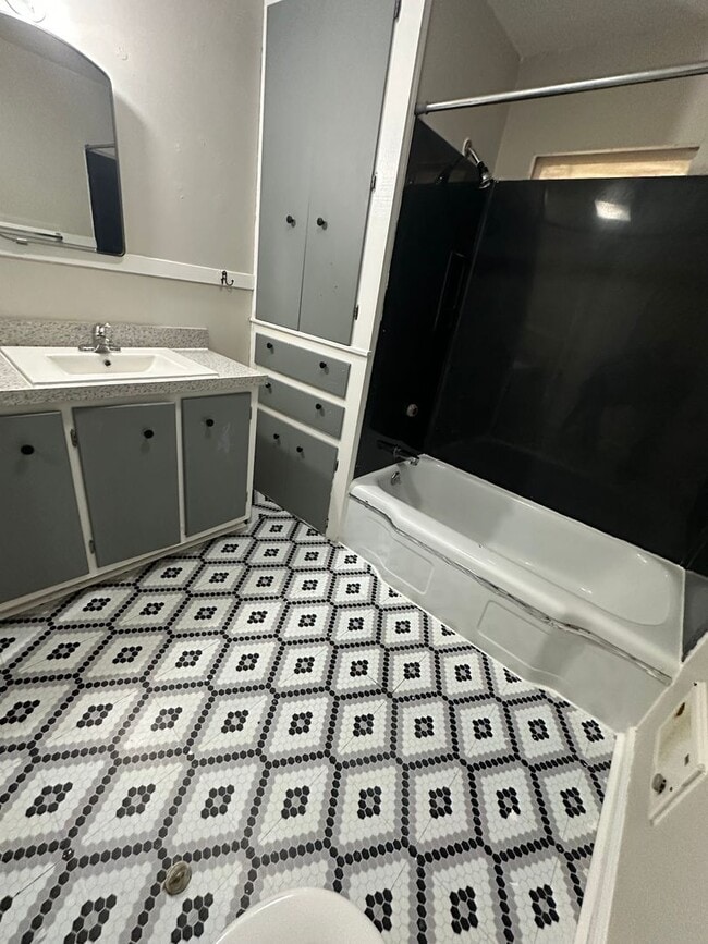 Building Photo - 2 Bedroom, 1 Bath House w/ Basement and Do...