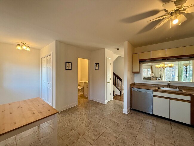 Building Photo - 28 Servan Ct