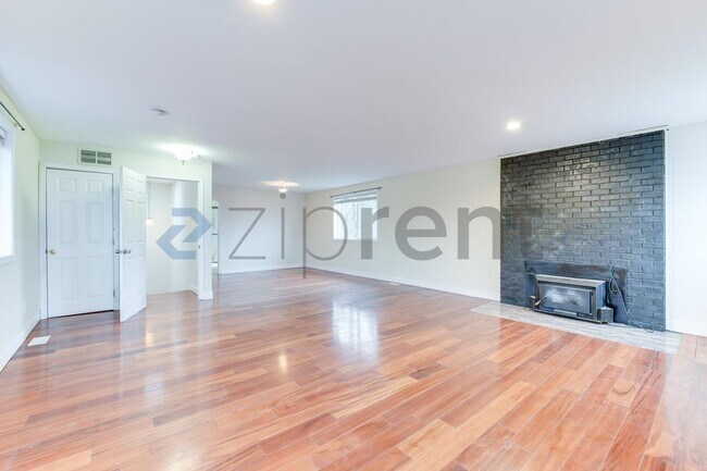 Building Photo - 10123 Cornell Ave S