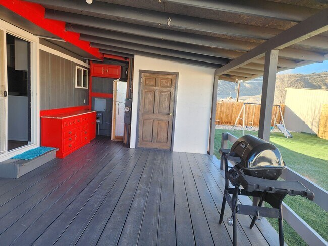 Building Photo - Beautiful 3 Bedroom with additonal 4th bedroom! Larg fenced front & backyard!!