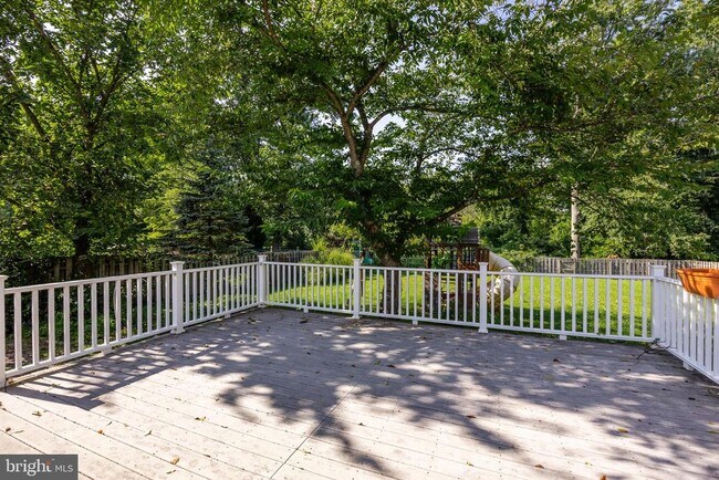 Building Photo - 18 Lakeview Dr