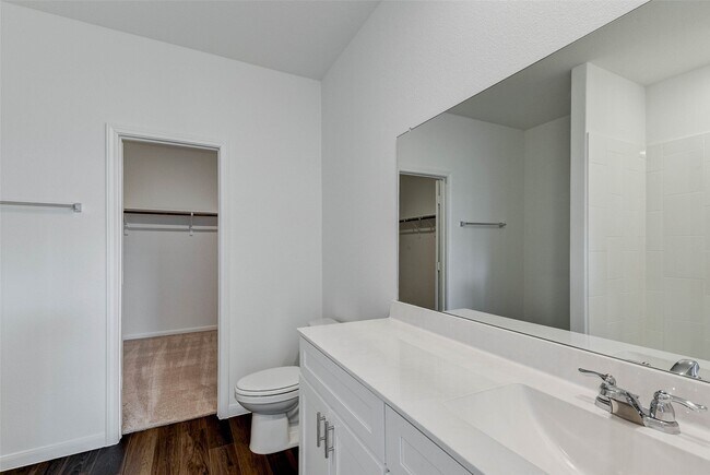 Building Photo - 25821 Hedgerow Dr