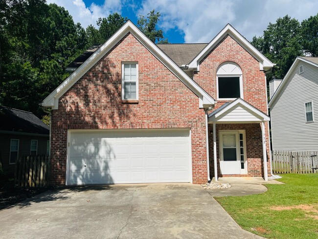 Primary Photo - Great location! Lawncare/water is included...