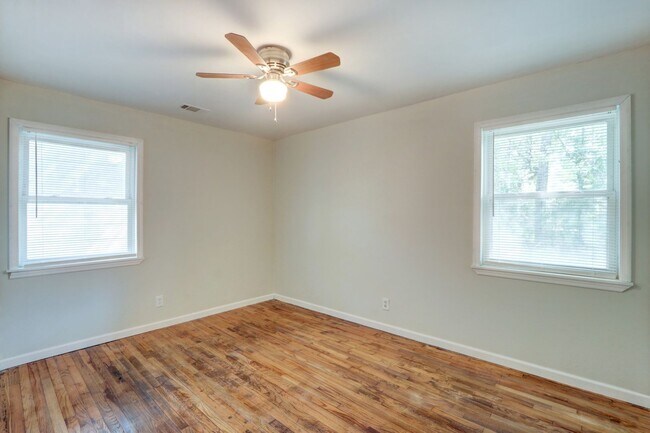 Building Photo - Nice Three Bedroom Single Family - Fenced ...