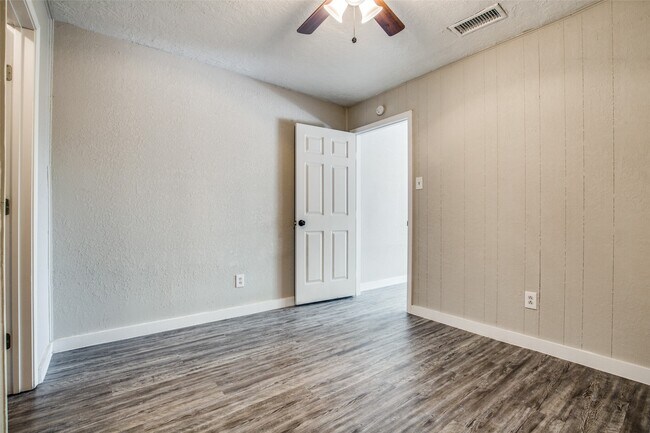 Building Photo - 4820 Oak Ave