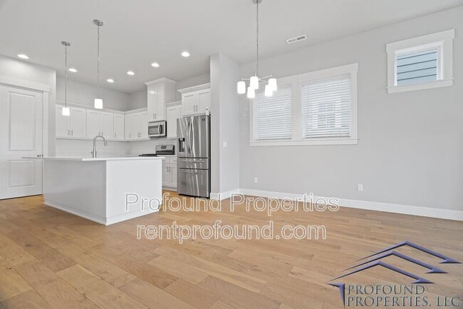 Building Photo - 6843 SE Red Alder St