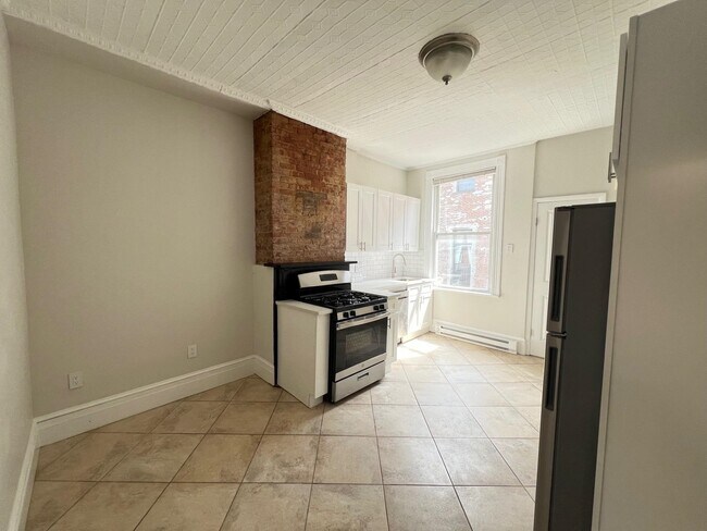 Building Photo - 492 Monmouth St