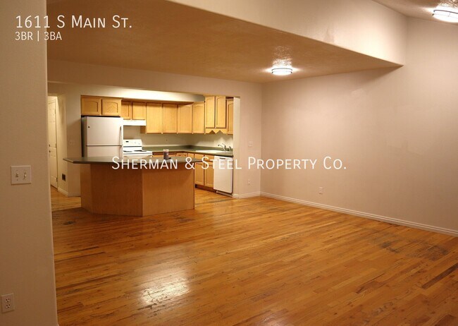 Building Photo - 1611 S Main St