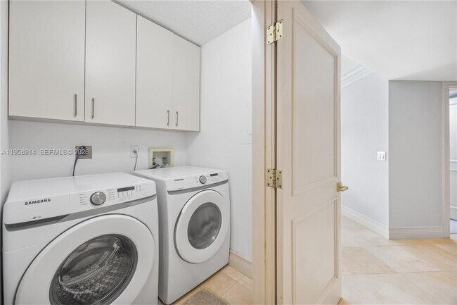 Building Photo - 16711 Collins Ave