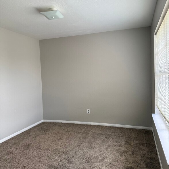 Building Photo - 19959 Sycamore Valley Dr