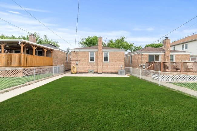 Building Photo - 5239 S Rutherford Ave