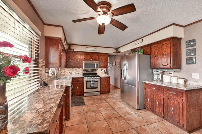 Building Photo - 15470 W Mayflower Dr