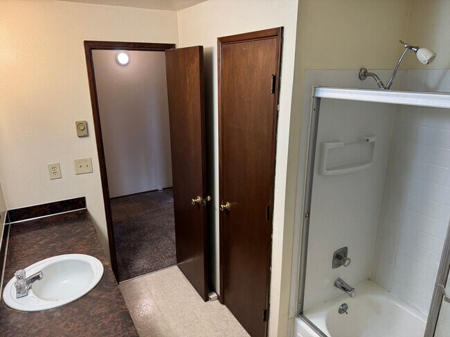 Building Photo - Updated 2 bedroom 1 1/2 bath duplex in Springfield!  MOVE IN SPECIAL!