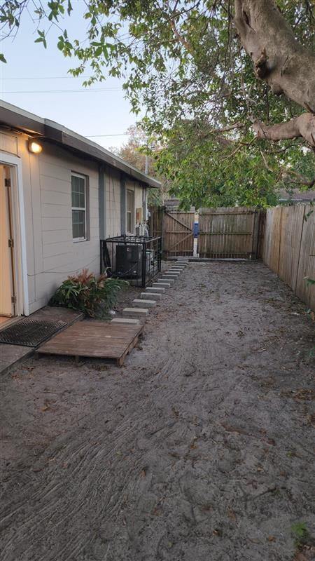 Building Photo - 812 E Lotus Ave