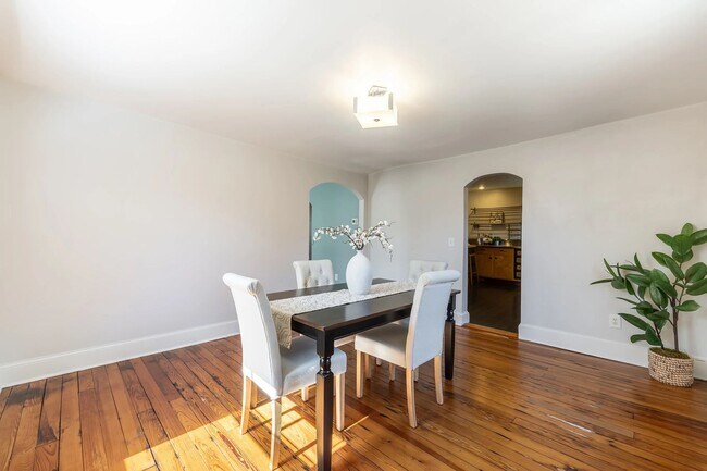 Building Photo - Walk to Main Street Restaurants and Downtown! Charming home, just like grandma's house!