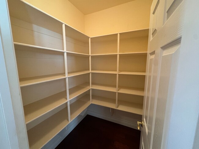 Building Photo - 5 Bedroom Luxury home