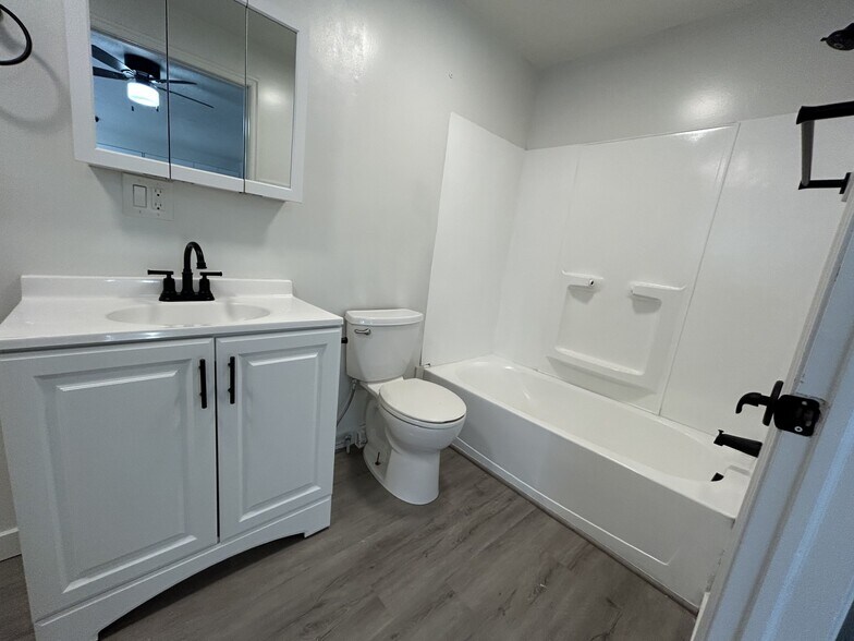 Building Photo - 951 N Redwood Rd