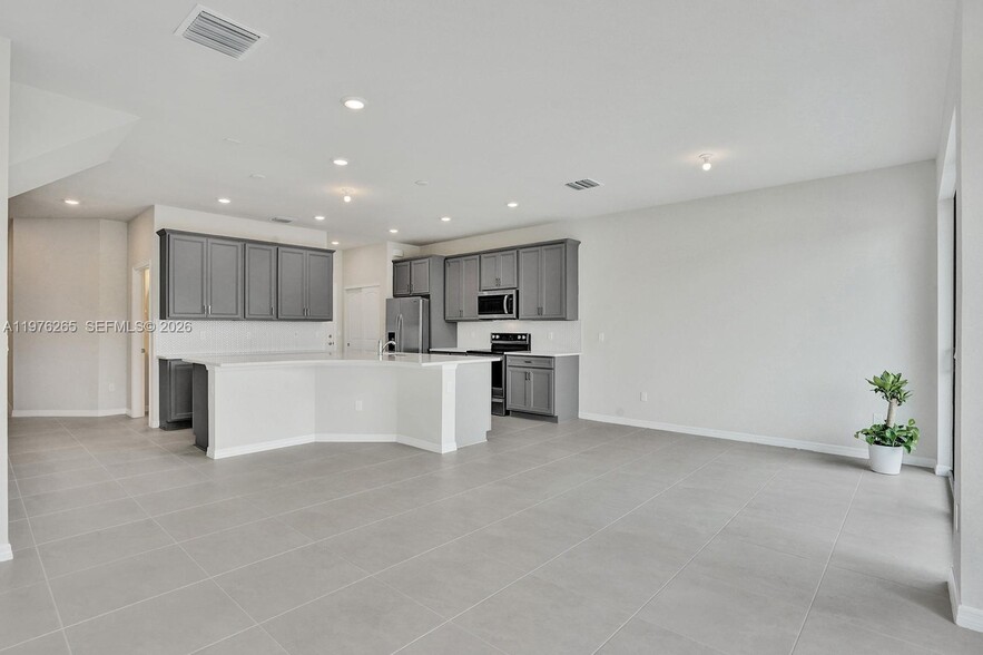 Building Photo - 2202 Appleton Cir S