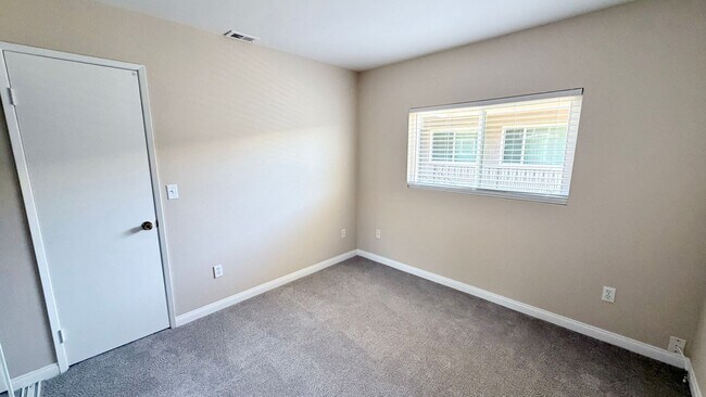 Building Photo - Charming 2 Bed / 1.5 Bath Townhome in the Heart of University Heights – Gated Community with Assi...