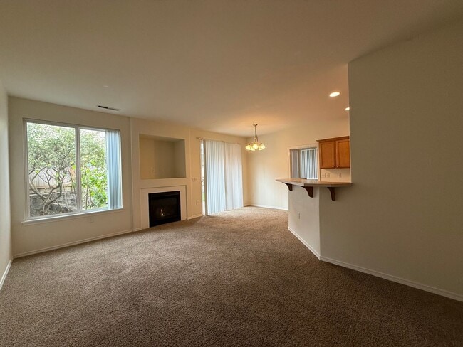 Building Photo - 4 Bed 3 Bath Gated Townhome Near Maplewood Golf