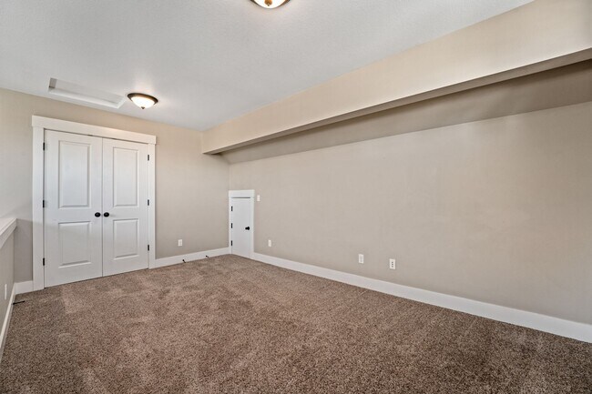 Building Photo - Close proximity to Old Mill District and downtown