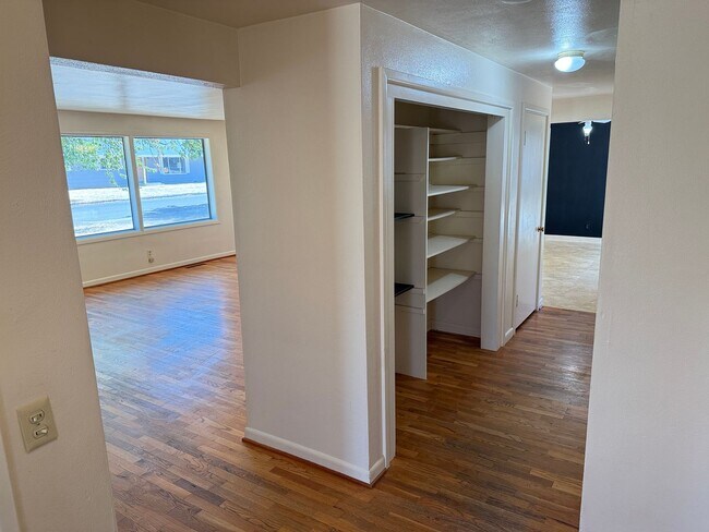 Building Photo - 3 bedroom, 1.5 bath house in Eugene!