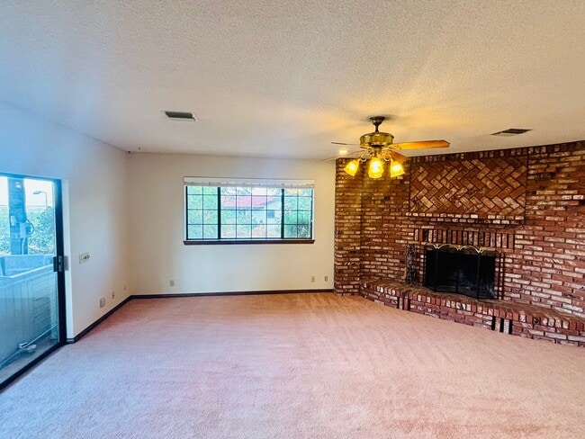 Building Photo - 527 Westlake Dr