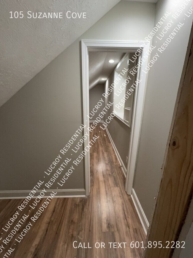Building Photo - Updated 4-Bedroom Duplex with Fireplace in...
