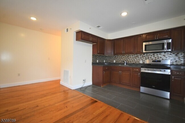 Building Photo - 232 Shephard Ave