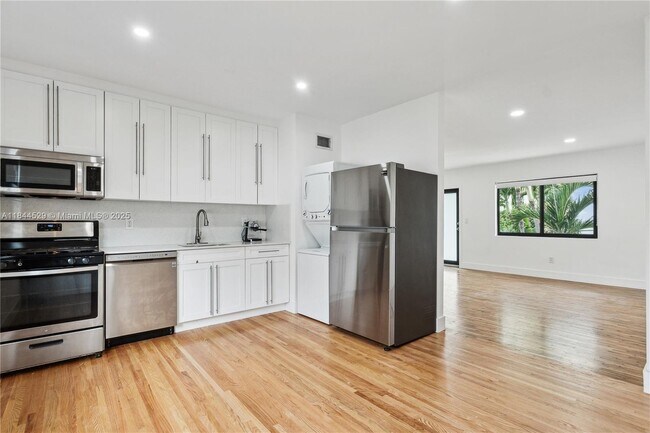 Building Photo - 8020 Crespi Blvd