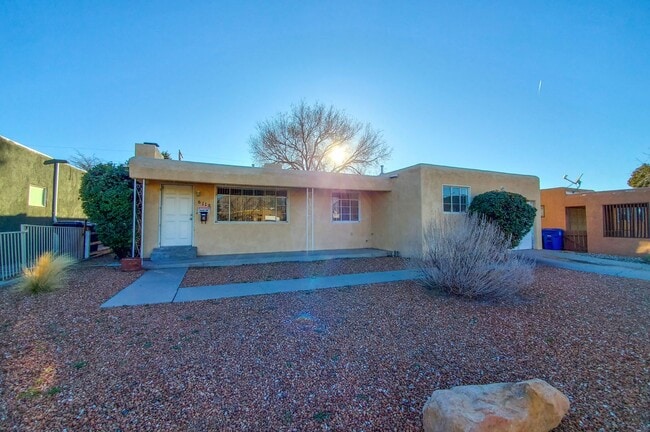 UPTOWN 3 Bedroom +Office 2 Bath with Garage - UPTOWN 3 Bedroom +Office  2 Bath with Garage
