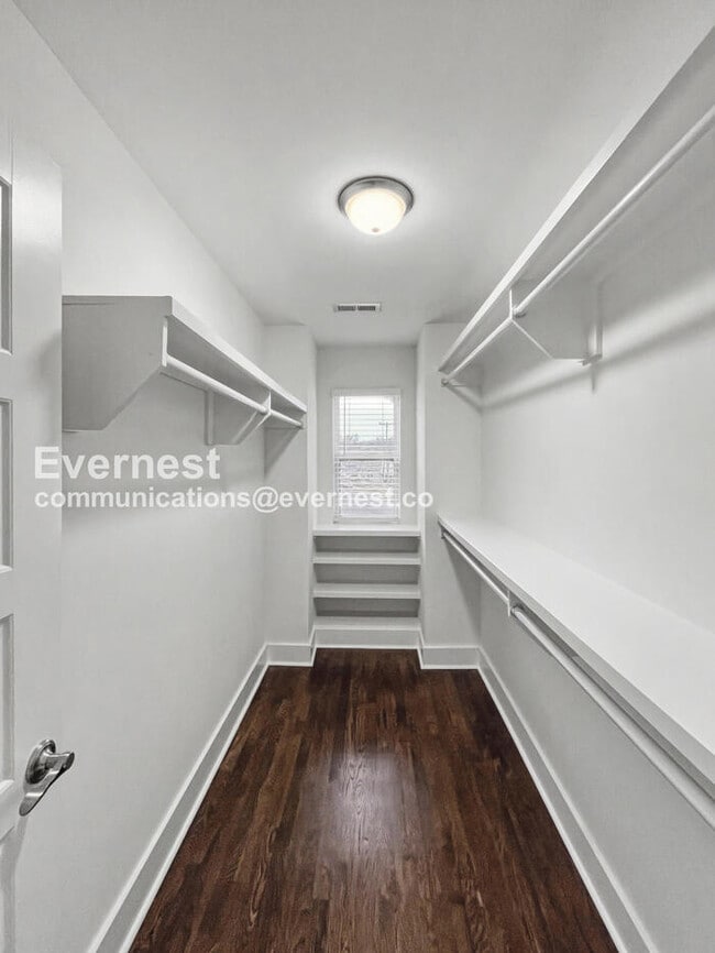 Building Photo - 2332 Oak Ct