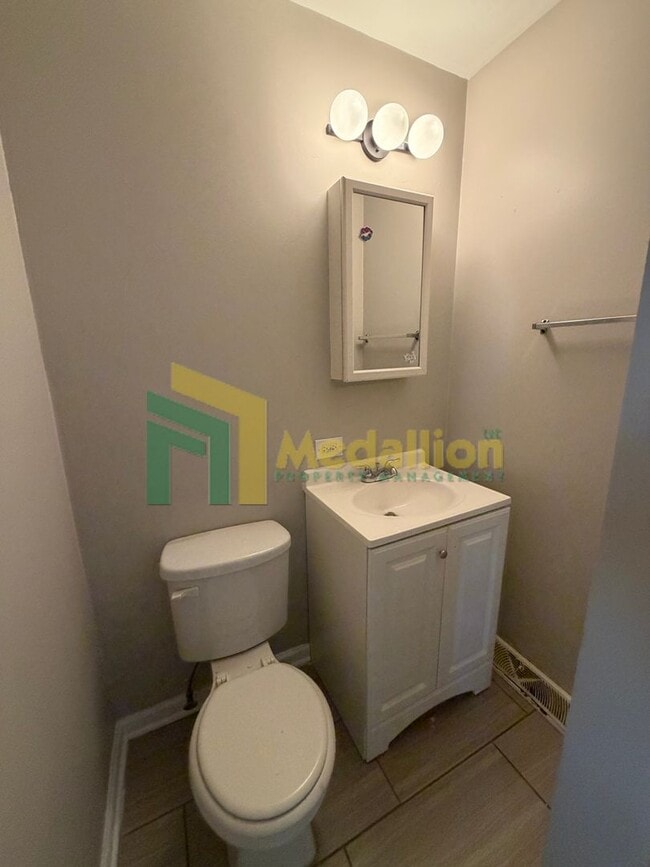 Building Photo - Updated 3-Bedroom Home with Spacious Kitchen