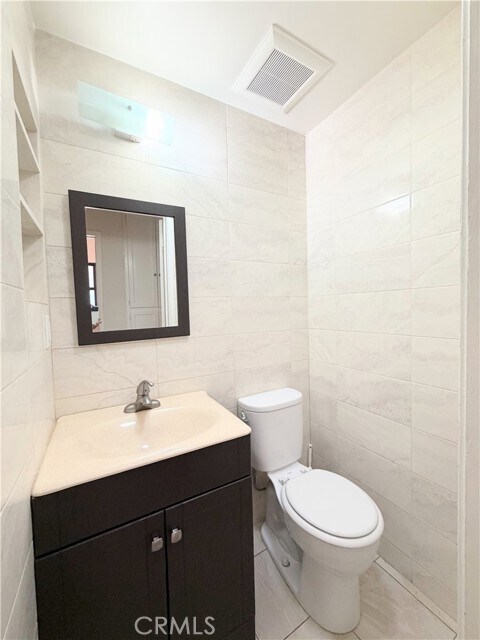 Building Photo - 708 Violeta Dr