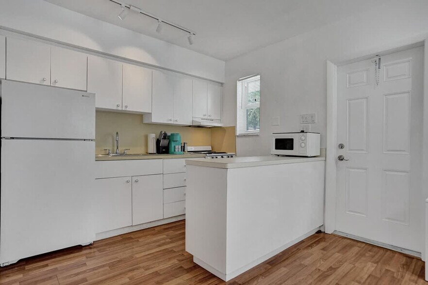 Building Photo - 851 N Surf Rd