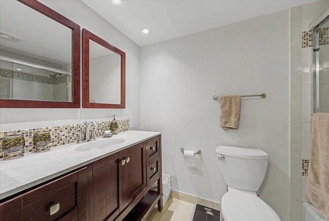 Building Photo - 2701 S Palm Aire Dr