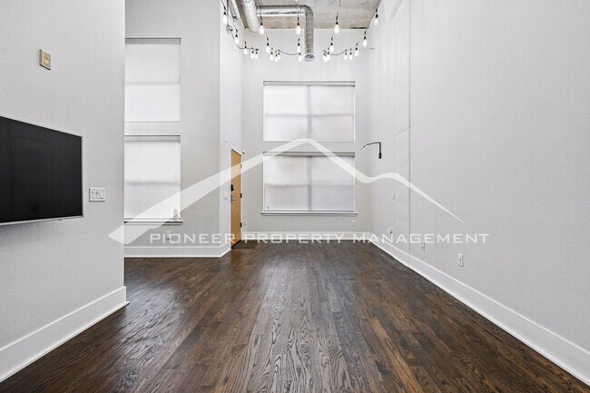 Building Photo - Spacious LoHi Condo with Washer/Dryer and ...