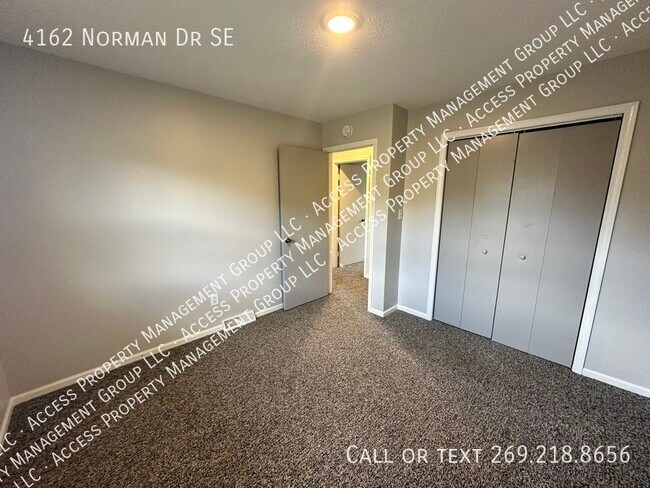 Building Photo - SE Side Update Two Bedroom Duplex