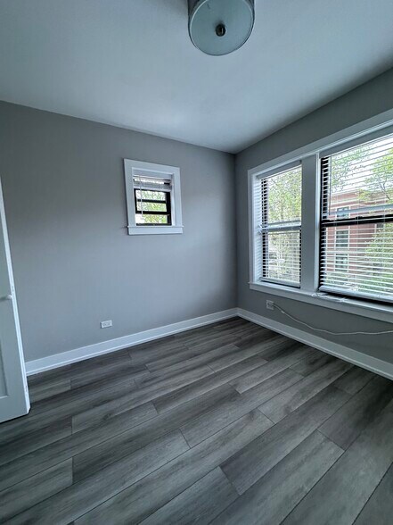 Building Photo - 3943 N Janssen Ave