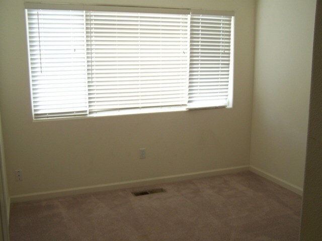 Building Photo - 3 Bedroom 2 Bath Charmer