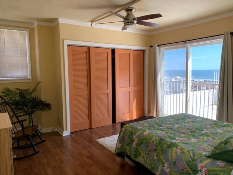 Bedroom-King Bed - 37 S Iowa Ave